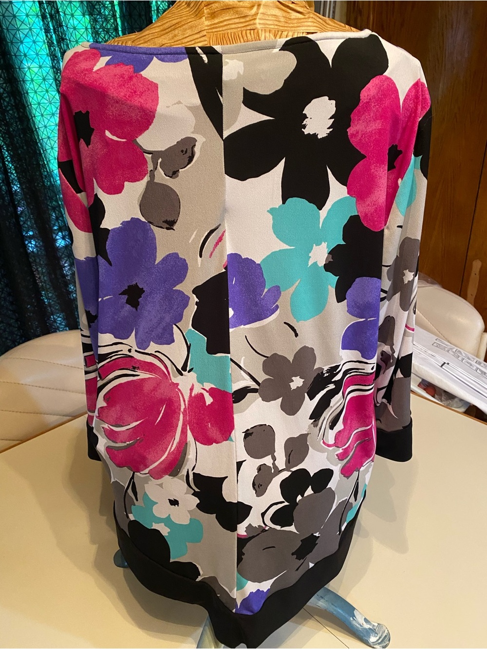 Source Unknown Floral Scoop Neck Blouse in White, Black, Pink, Purple, Teal - Picture 3 of 4